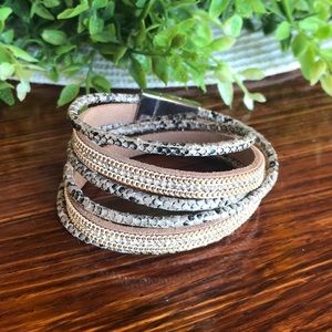 Wrap bracelet with silver heavy duty magnet clip